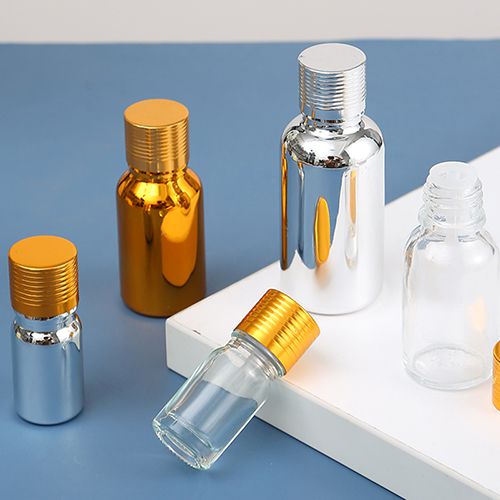 Goldene und silberne Fläschchen für essenzielle Öle